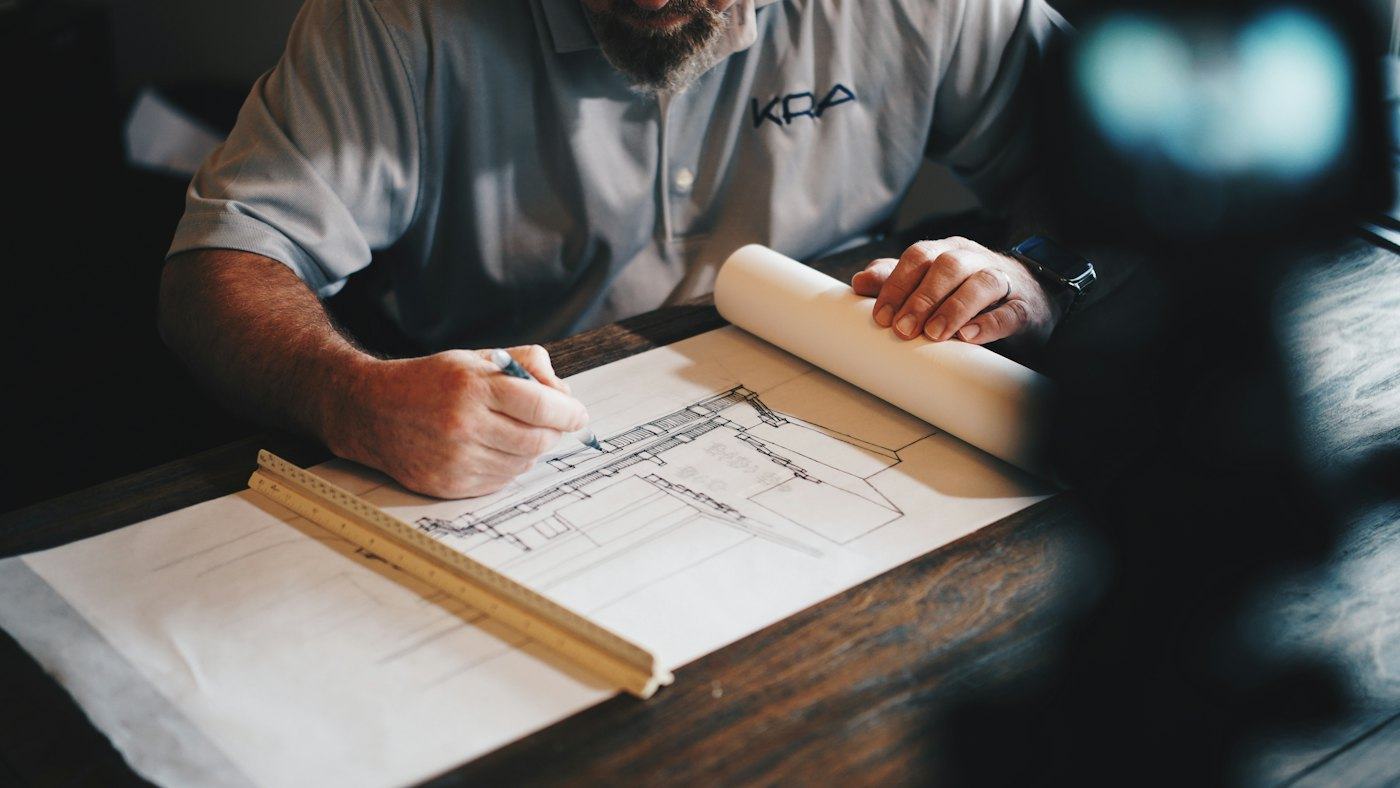 Arquitecto trabajando sobre un plano