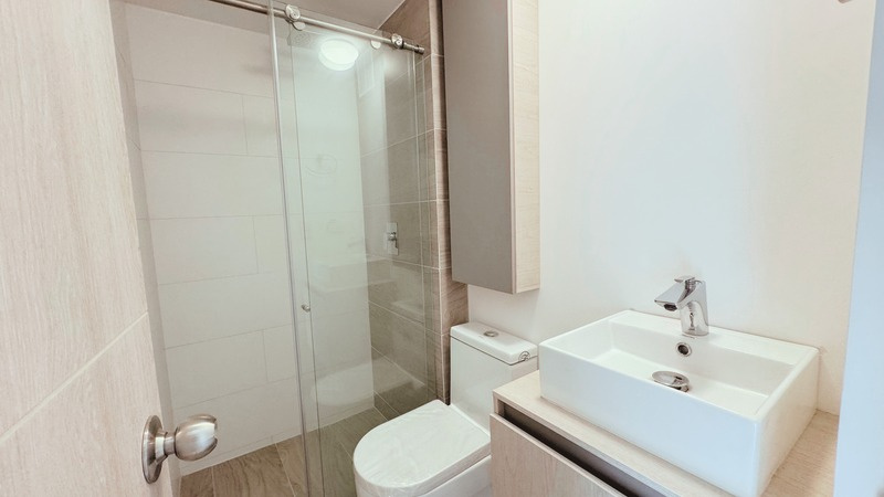 Baños con acabados modernos
